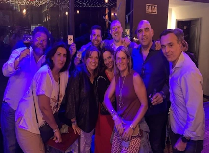 Magia de coctel con mucha gente